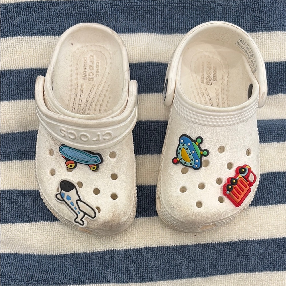 CROCS White Sandals with Classic Design and Ventilation